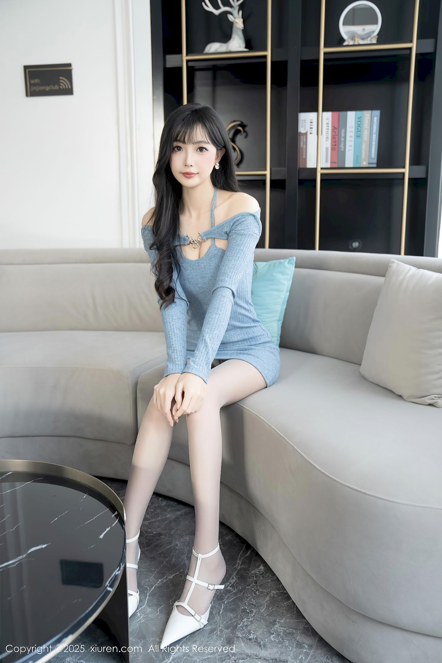 秀人网模特林星阑浅连衣短裙+灰色丝袜性感写真