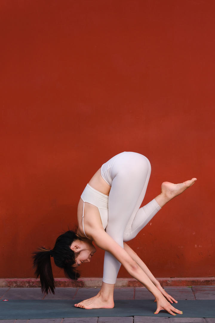 紧身裤翘臀美女人体写真图片