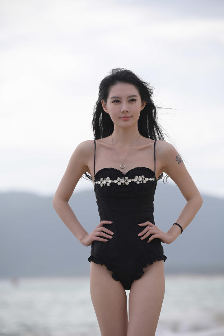 海边比基尼美女摄影写真图片专区