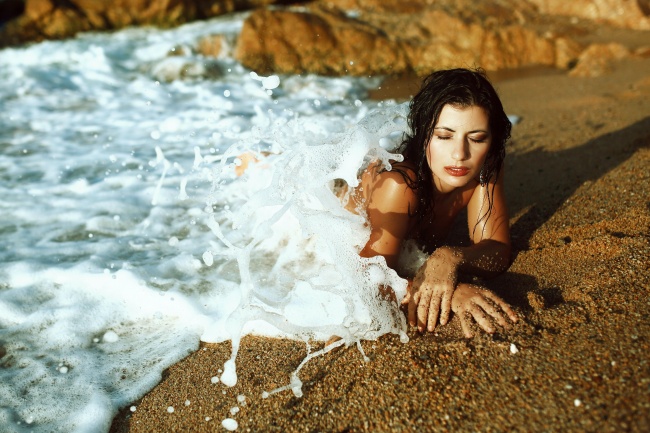 波涛汹涌的海水拍打美女图片