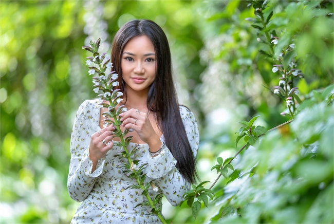 春天户外长直发美女写真图片