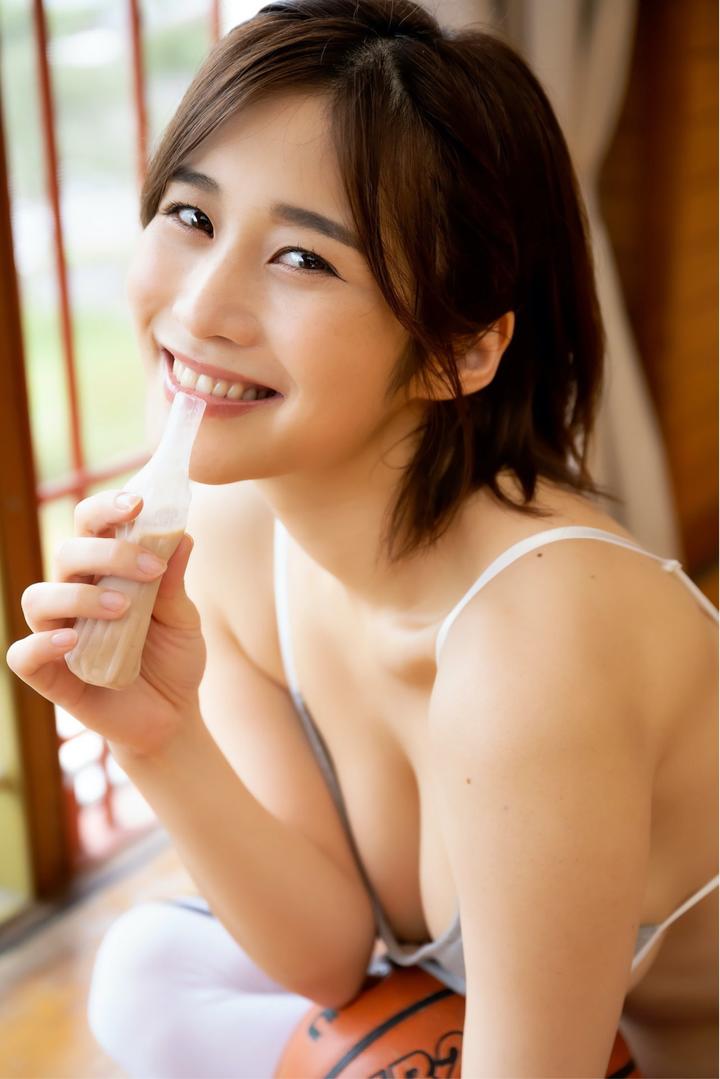 喝酸奶的日本AV女优综合一区中图片