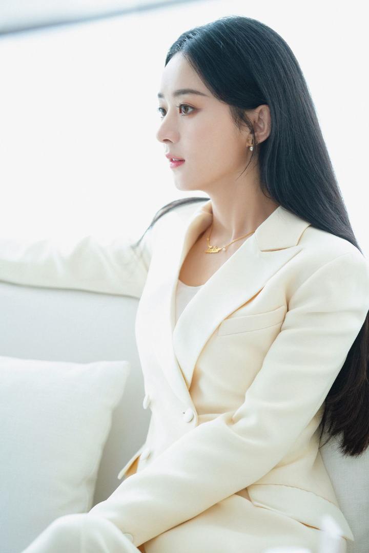 中国美女明星赵丽颖白色西装气质优雅写真图片