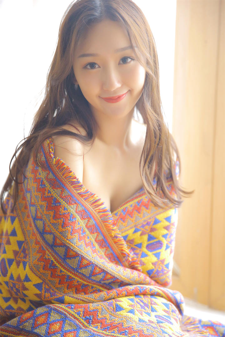 裹着毛毯的中国气质美女模特写真图片