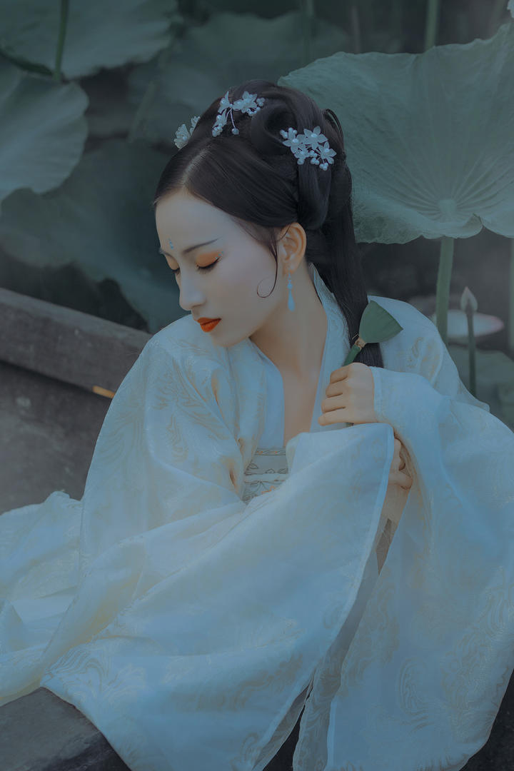 坐在木船上的超清古装汉服美女艺术写真图片