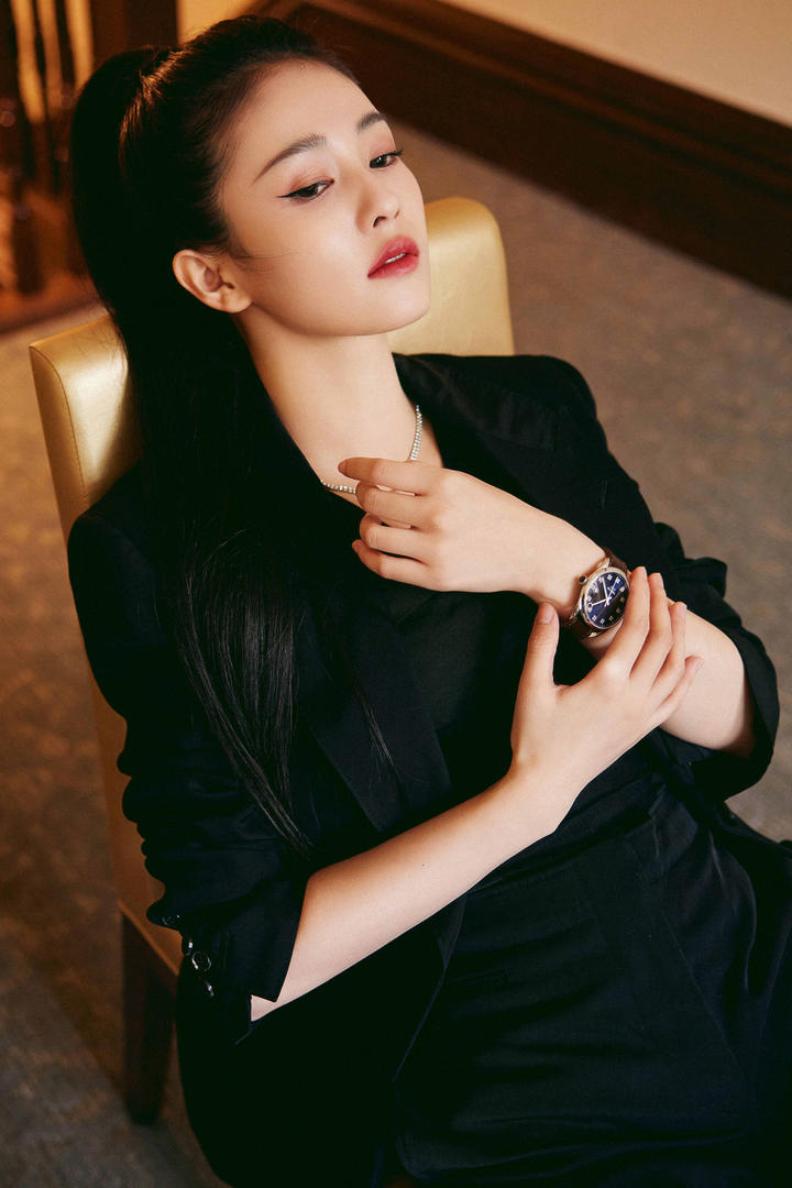 戴手表的时尚美女明星白鹿高清壁纸图片