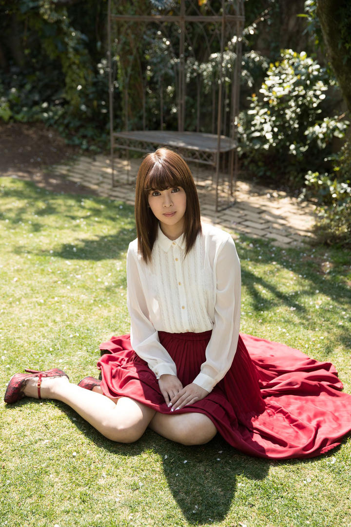 坐在地上的日本长裙美女图片