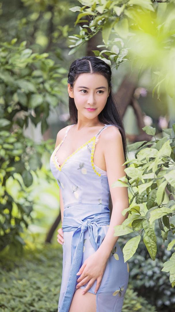 站在树下的清纯美女摄影图片