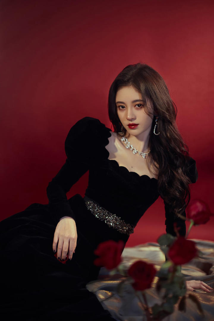 中国美女明星鞠婧祎浓妆艺术照写真图片