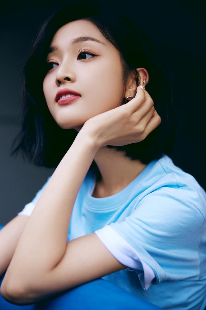 中国美女明星吴宣仪气质短发美女写真图片