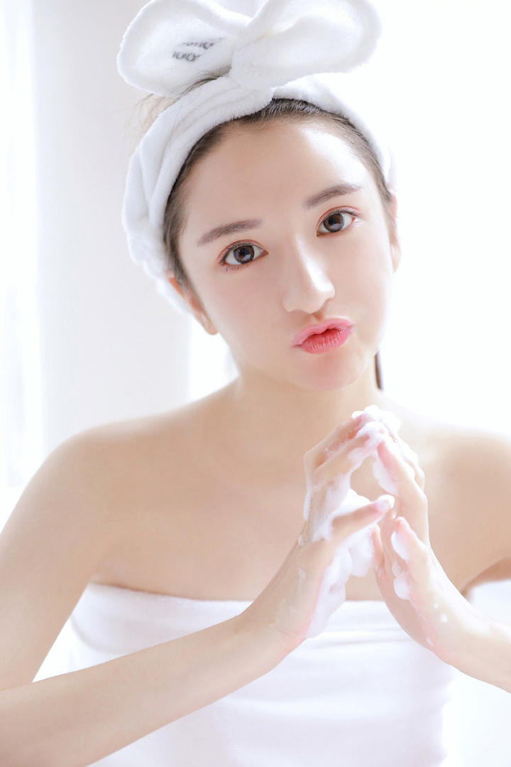 裹着浴巾的清纯甜美可爱女生浴室写真图片