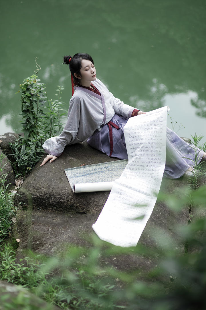 池塘边吟诗作对古风美女壁纸图片下载