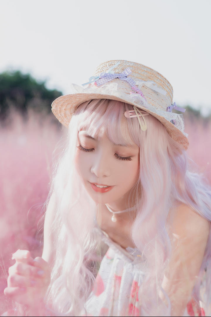 粉色头发清纯美女主播唯美写真图片