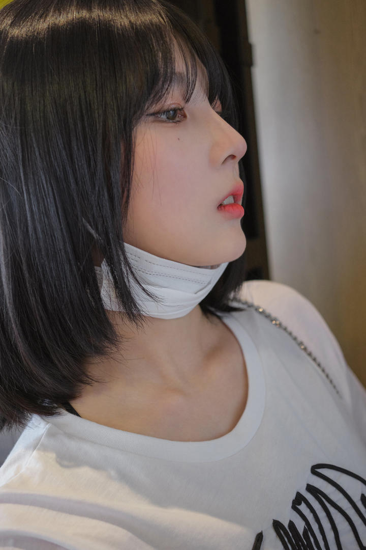 高清韩国漂亮短发女孩侧脸人像摄影图片