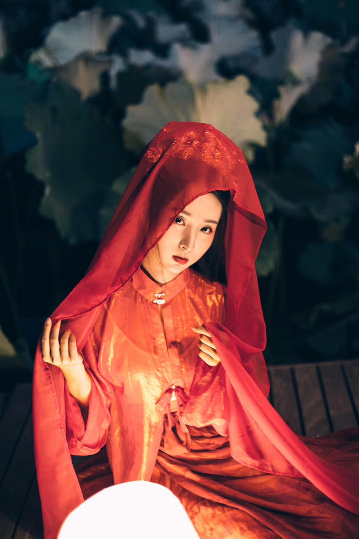 一身红装古装美女艺术写真图片