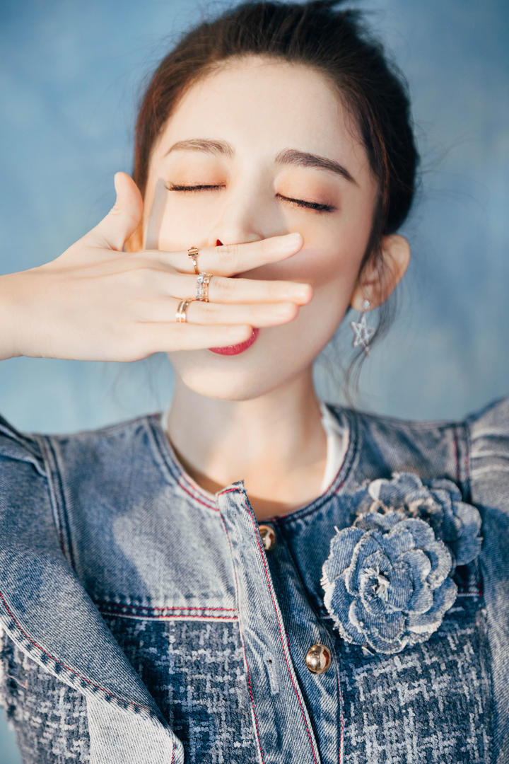 打哈欠的中国漂亮美女明星古力娜扎高清壁纸图片