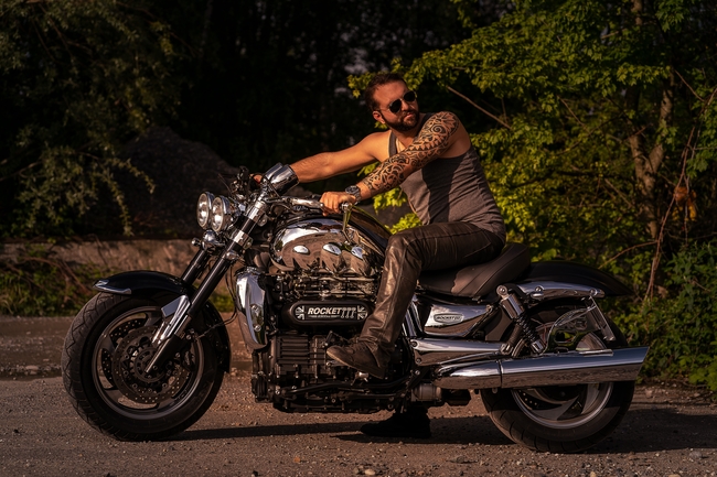 郊野骑机车的纹身帅哥图片