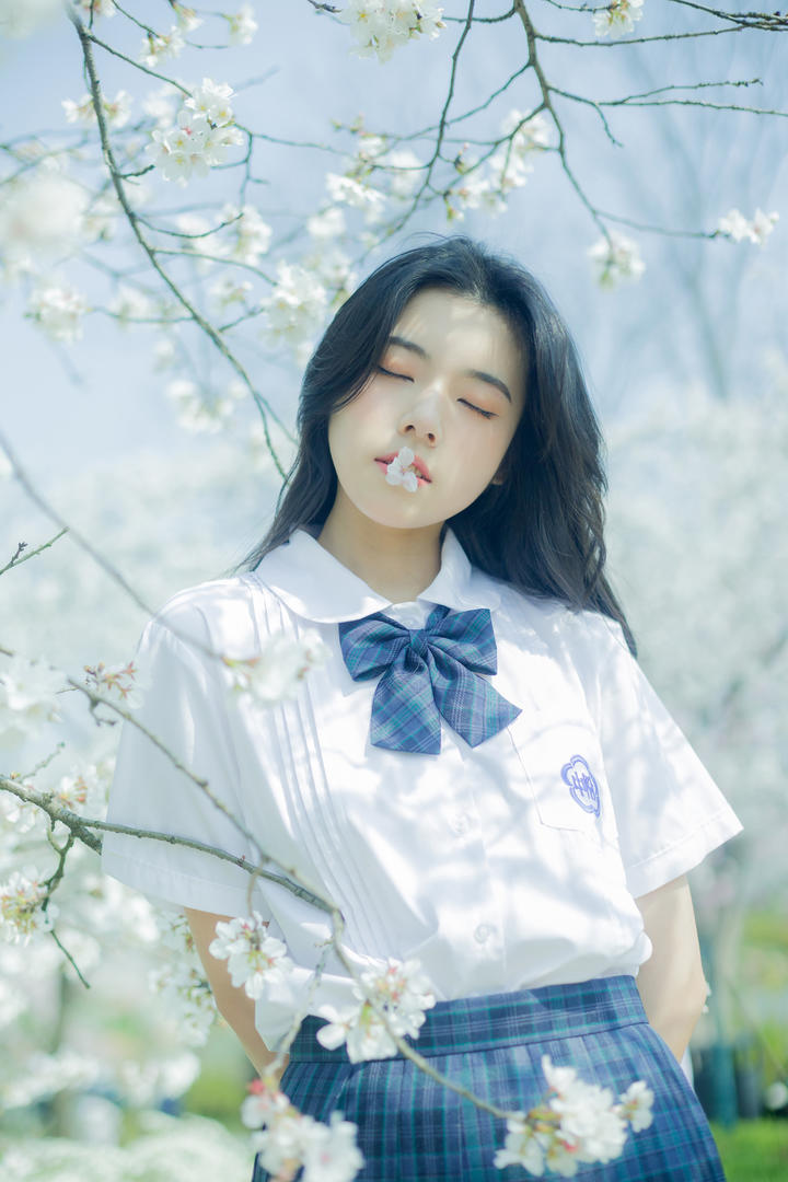 亲吻樱花的清纯女高中生户外写真壁纸图片