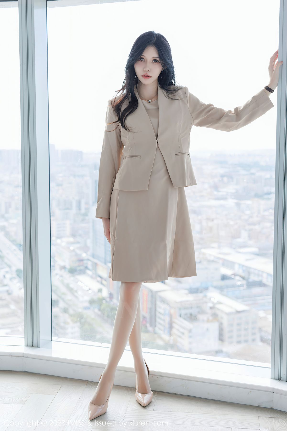 爱蜜社美女模特泥鳅鳅杏色服饰搭配丝袜短裙清秀写真