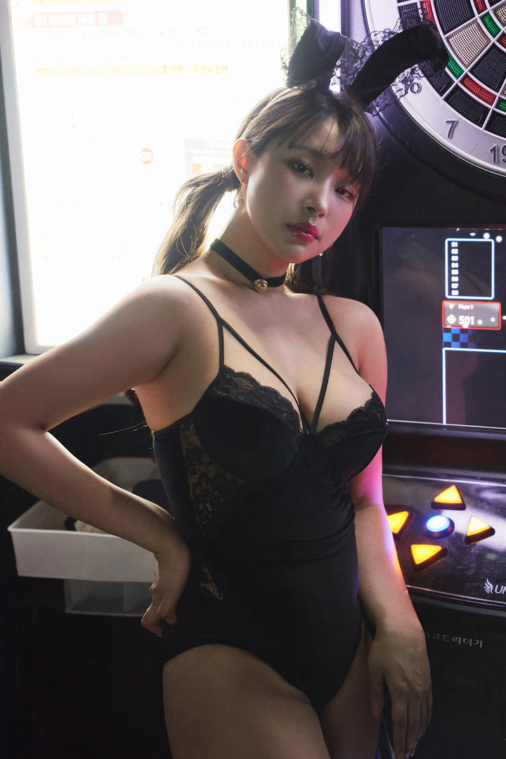 韩国大胸车模美女图片