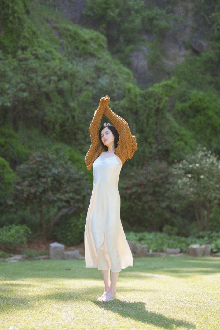 草坪上的清纯美女运动写真图片