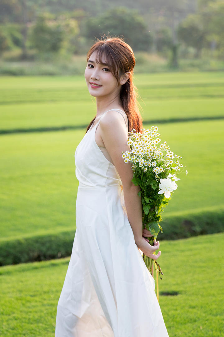 拿着手捧花的清纯可爱女生头像高清养眼壁纸图片大全