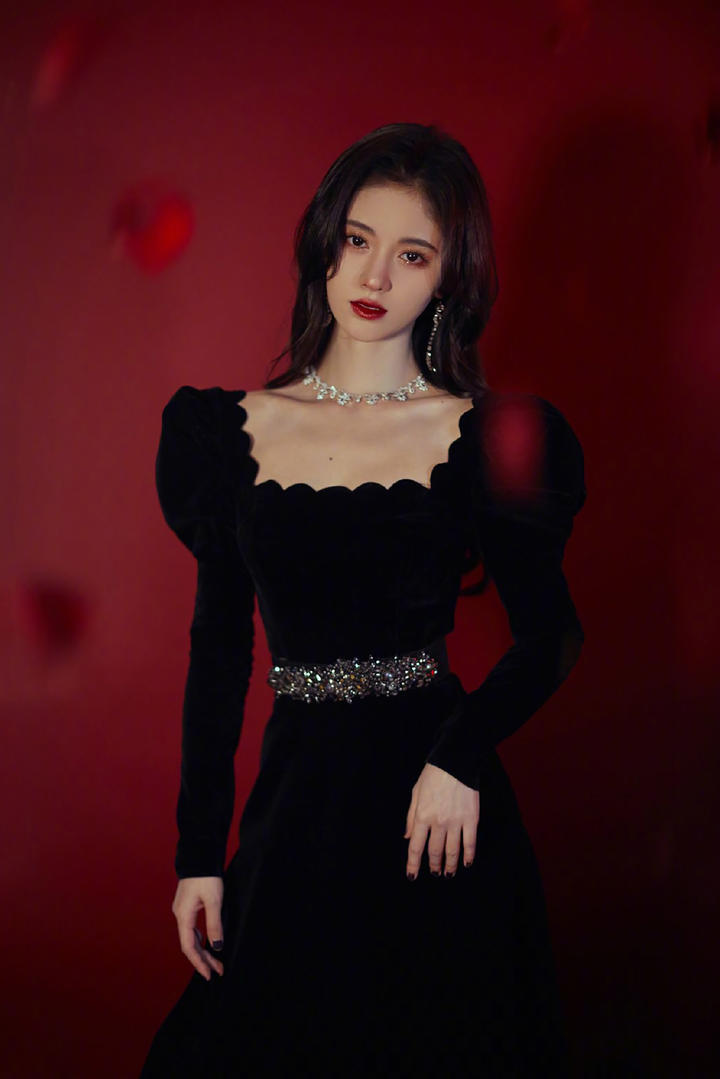 穿黑色长裙的气质美女明星鞠婧祎个人写真图片