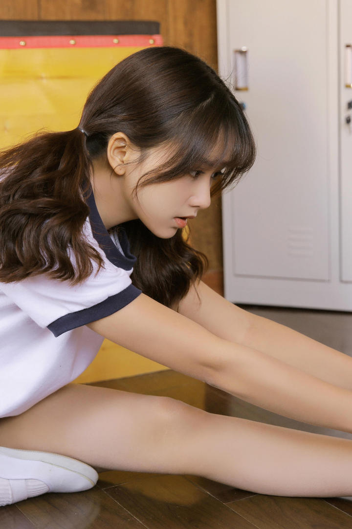 做瑜伽的可爱双马尾清纯美女学生图片