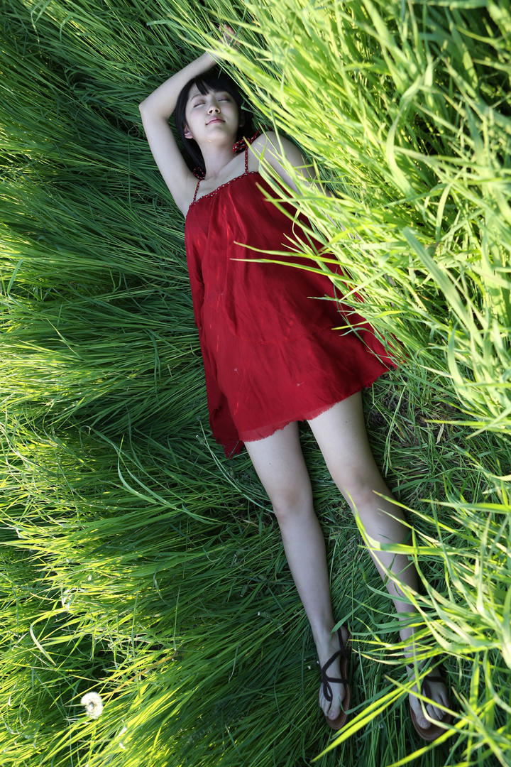 躺在草地上的日本清纯女生写真图片