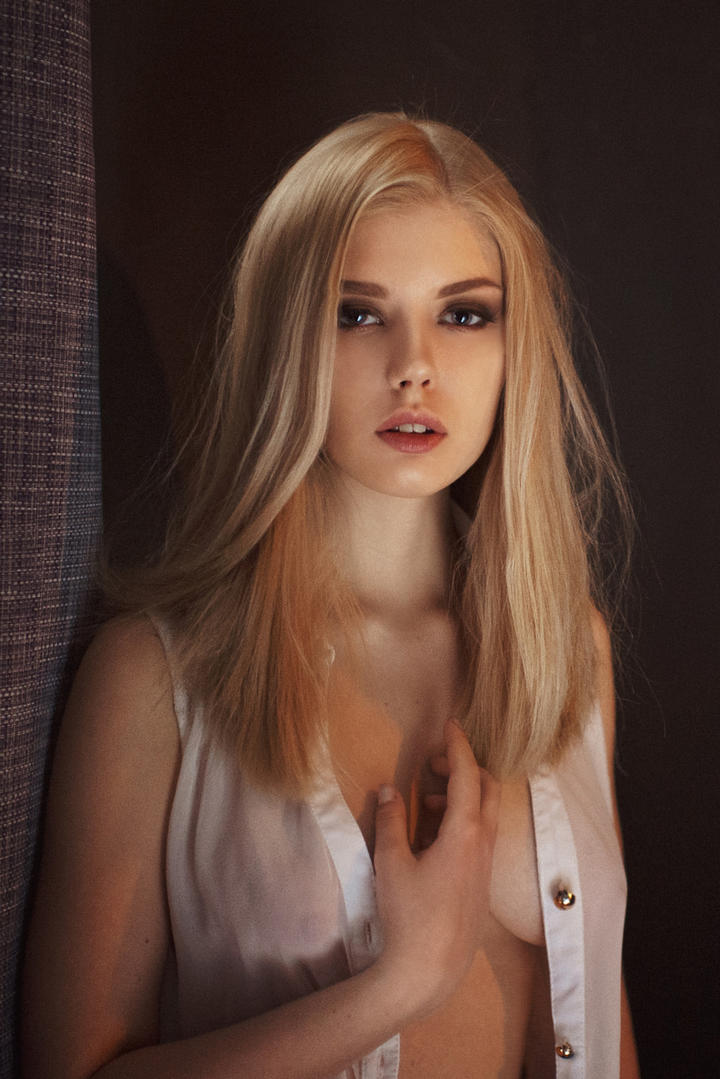 欧美高清金发大胸美女人体艺术图片