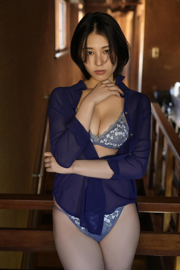 日韩AV成熟短发美女模特高清写真图片