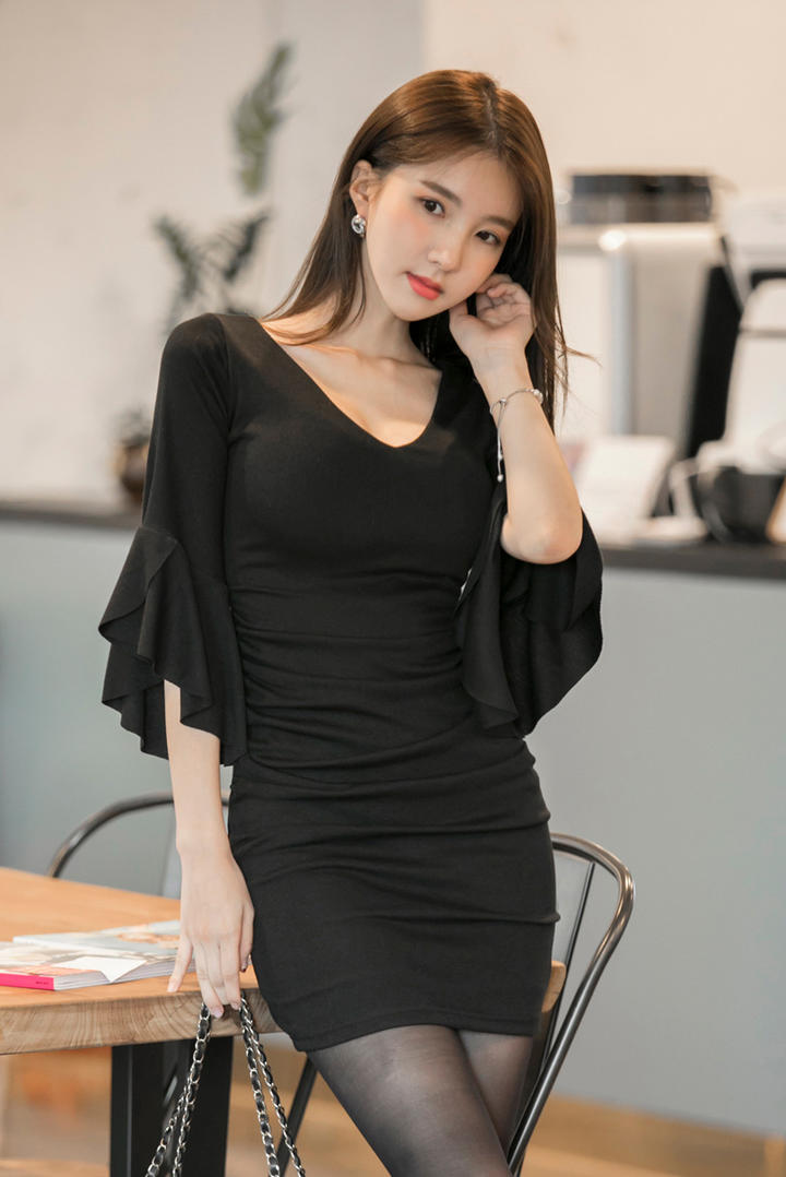 靠在桌子上的韩国性感丝袜美女金孝轩图片