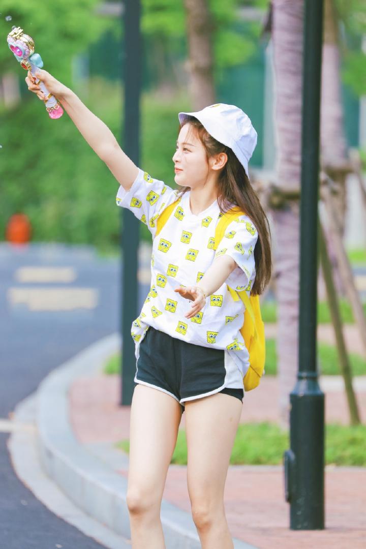 夏日清爽超短热裤美女明星杨超越街拍写真图片