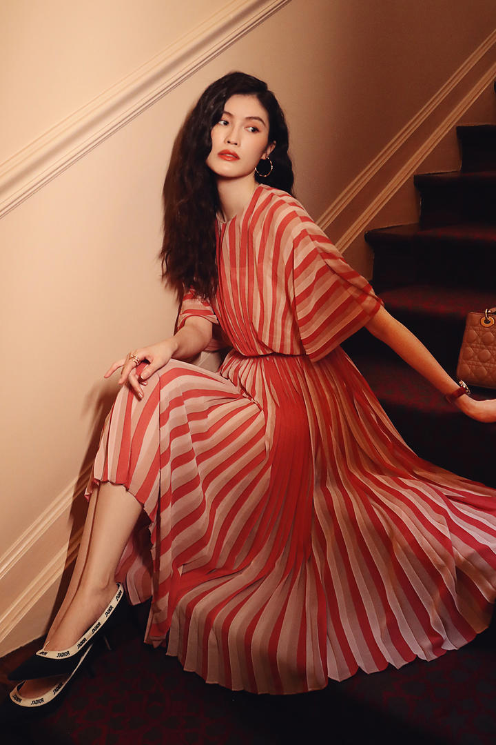 坐在楼梯上的美女明星何穗