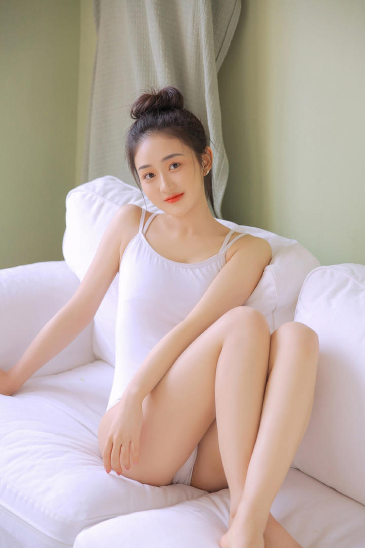 坐在沙发上的清纯甜美女生头像图片