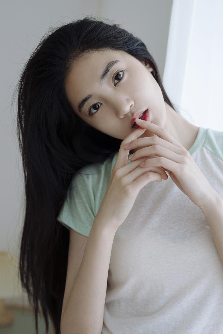 长发清纯女孩写真壁纸图片