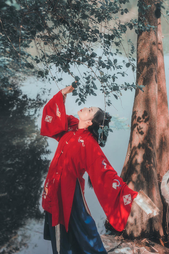 站下树下的古装美女高清壁纸图片