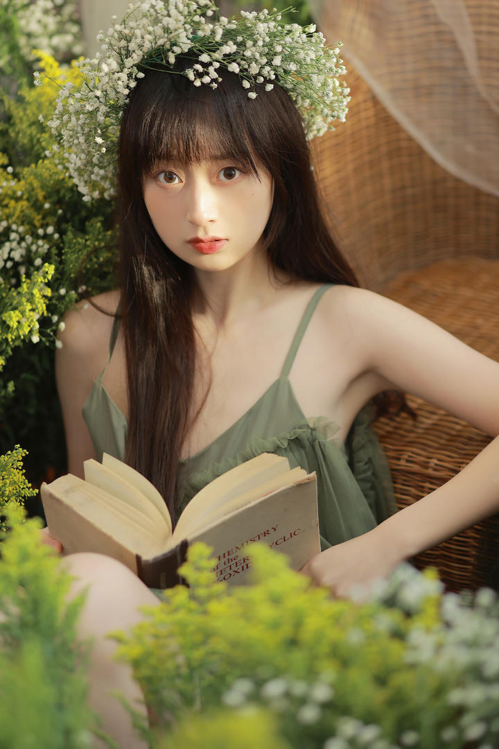 看书的清纯可爱女生4k美女壁纸图片