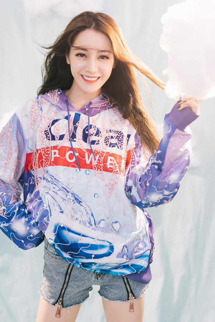 拿着棉花的气质美女迪丽热巴