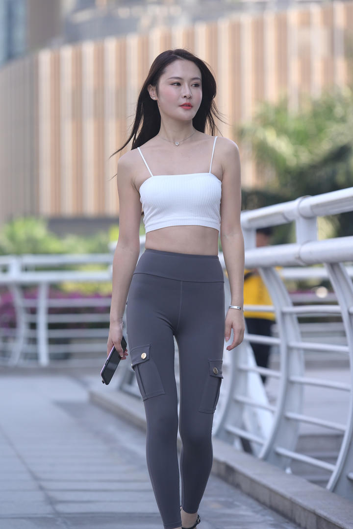 国产精品街拍紧身裤美女高清图片