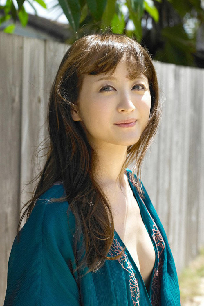 成熟的日本户外美女高清写真图片