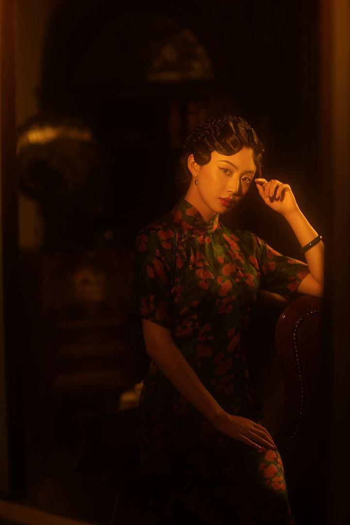 坐在沙发上的气质旗袍美女图片