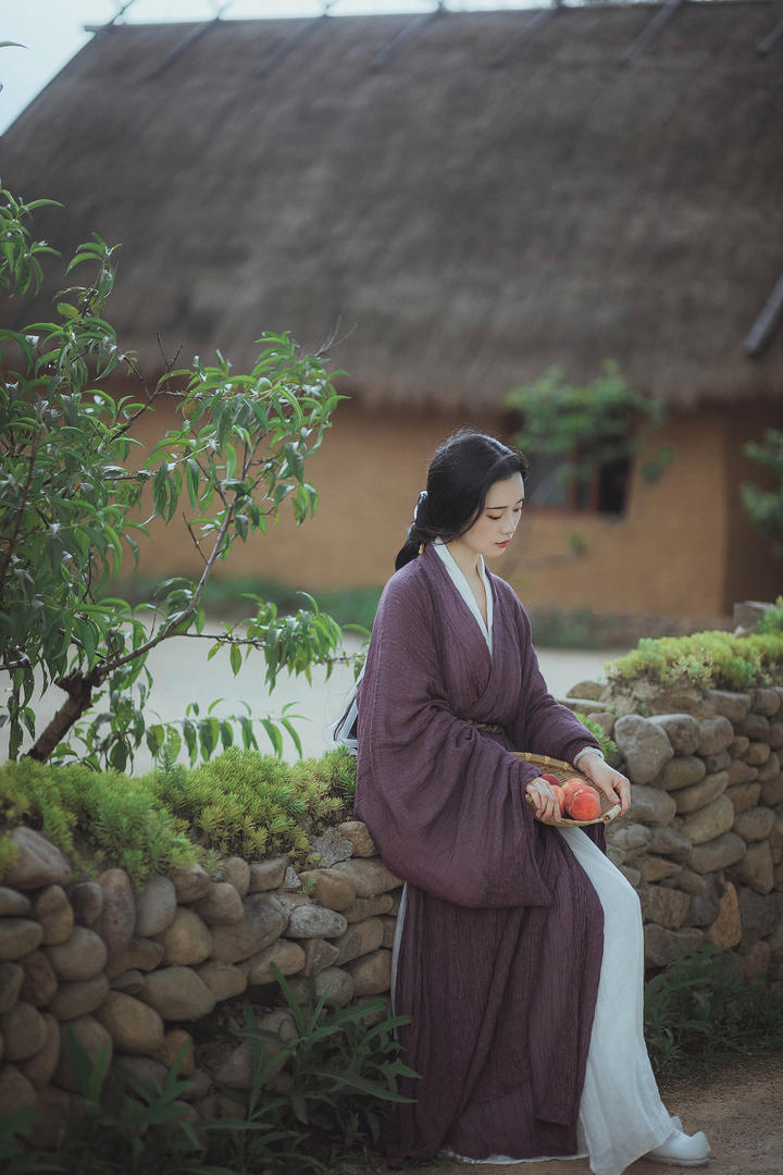 采摘桃子的唯美古装美女图片大全
