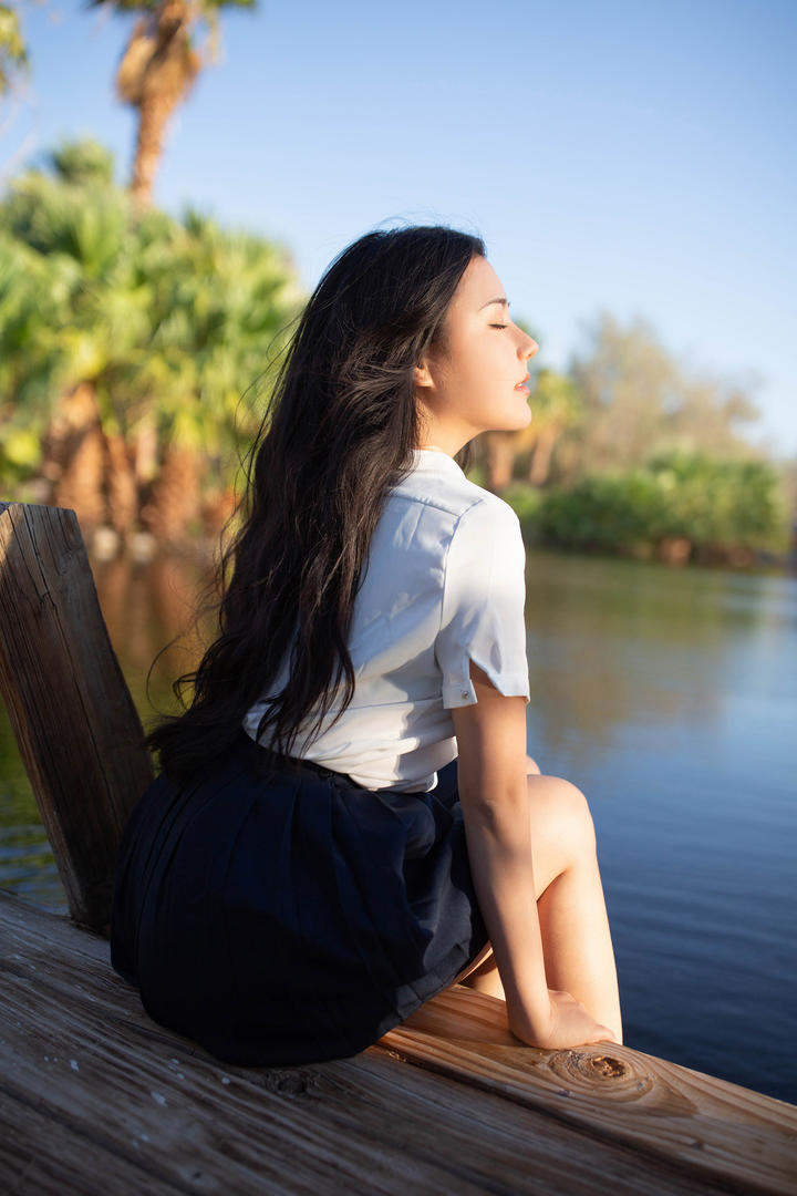 坐在湖边的性感高清美女玛鲁娜写真图片