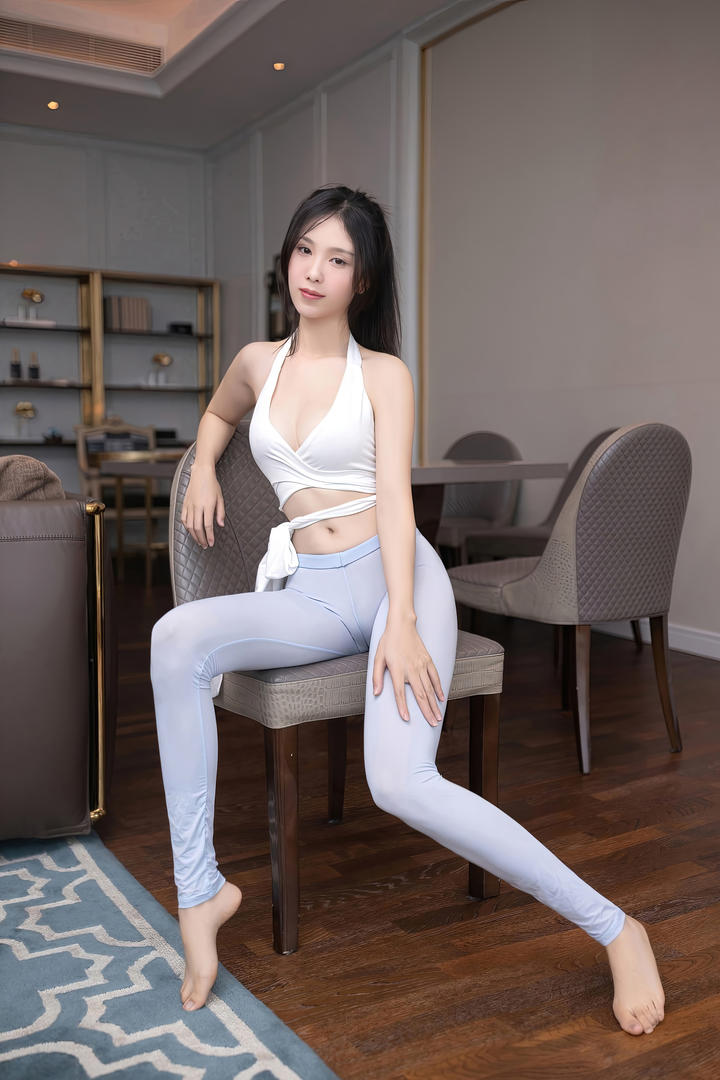 坐在椅子上的长腿瑜伽裤美女利世高清写真图片
