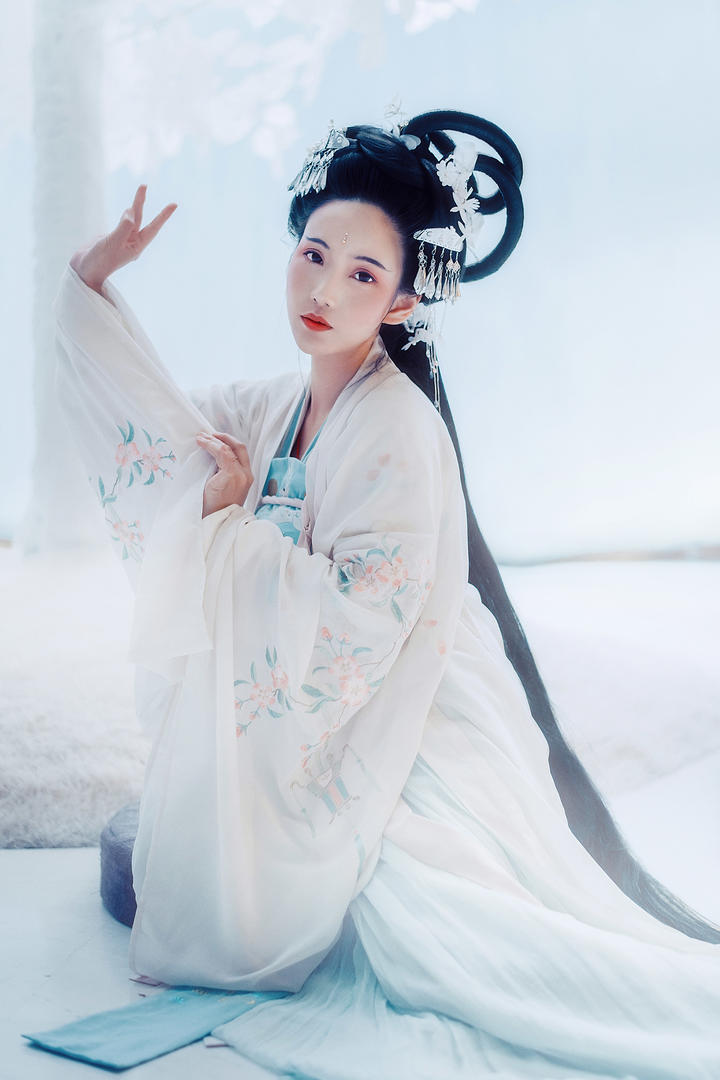 穿着古装的高清汉服美女图片