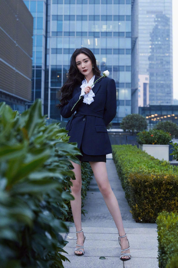 杨幂西装短裙性感长腿写真图片
