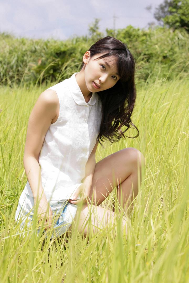 蹲在草丛里的日本清纯美女高清手机壁纸图片