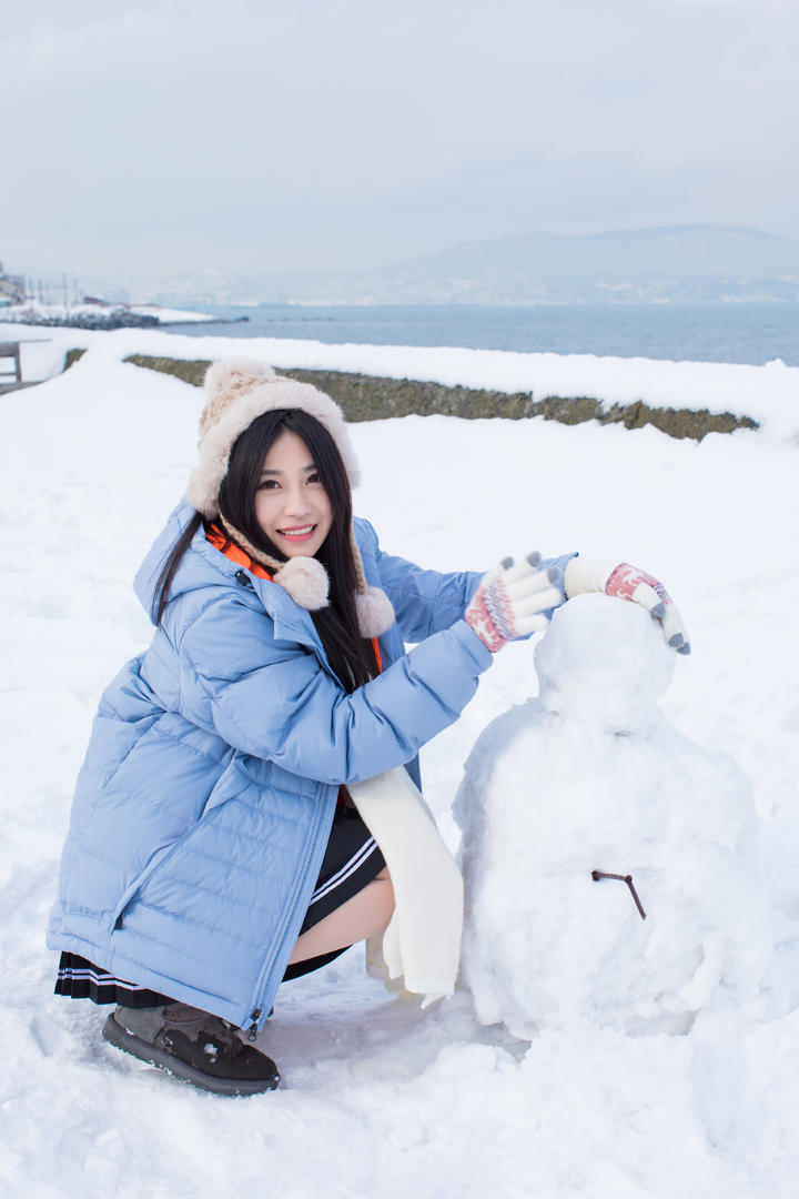 堆雪人的高清美女图片