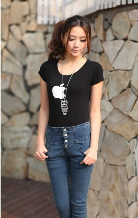 美女紧身牛仔裤更显窈窕身材